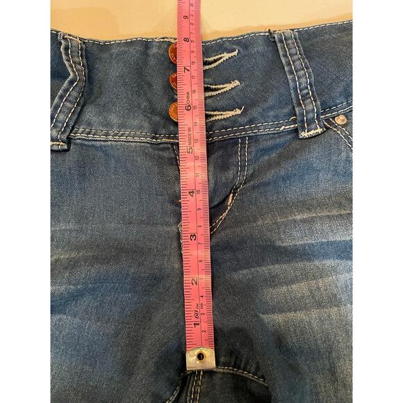 YMI WannaBettaButt? Jean shorts 9 Jr size. Lo-rise - Picture 10 of 10